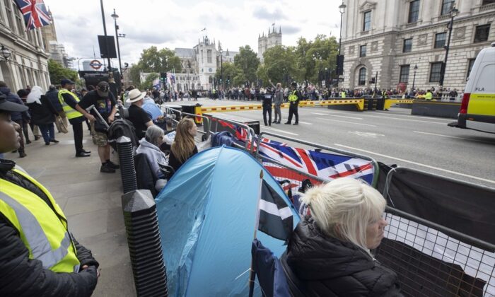 Kraliçenin cenaze törenini izlemek isteyenler, Londra’da kamp kurdu!.