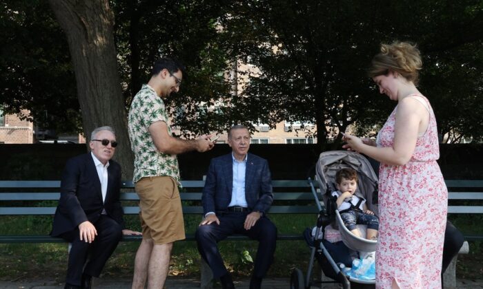 Amerikalılar, New York’ta yürüyüş yapan Cumhurbaşkanı Erdoğan’la “dünyanın en iyi başkanı” diyerek resim çektirdi!.