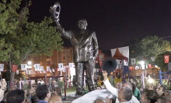 CHP, müthiş hizmetlerine(!) devam ediyor!. Muratpaşa Belediyesi, Süleyman Demirel’in heykelini dikti!.