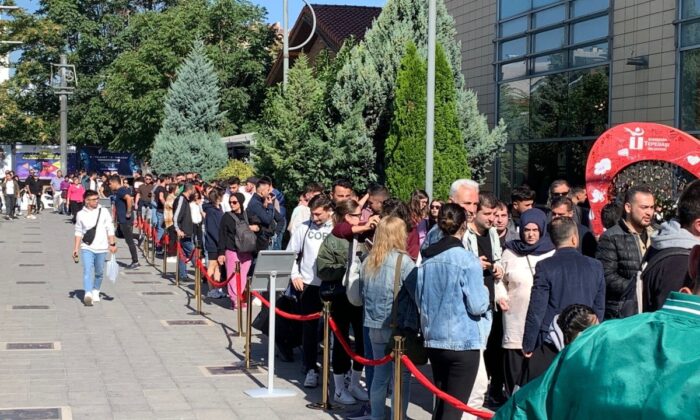 Eskişehir’de indirimli iPhone için geceden sıraya girdiler!.