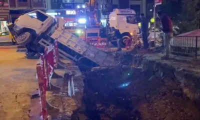 İSKİ çalışmasında yol çöktü, hafriyat kamyonu çukura düştü!.