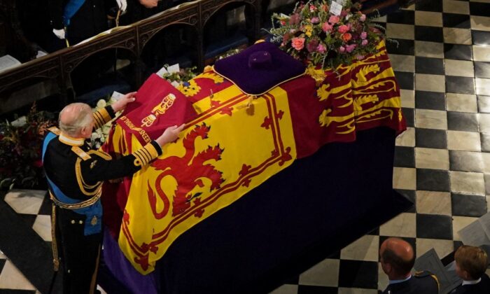 11 gün süren törenin ardından Kraliçe defnedildi!.