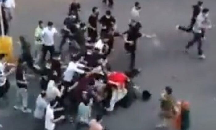 İran karıştı! Eylemciler polisleri linç ediyor!.