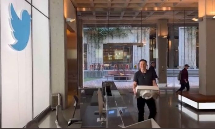 Elon Musk elinde lavaboyla Twitter Genel Merkezi’ne girdi!.