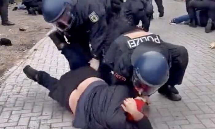 Alman polisinden orantısız şiddet..