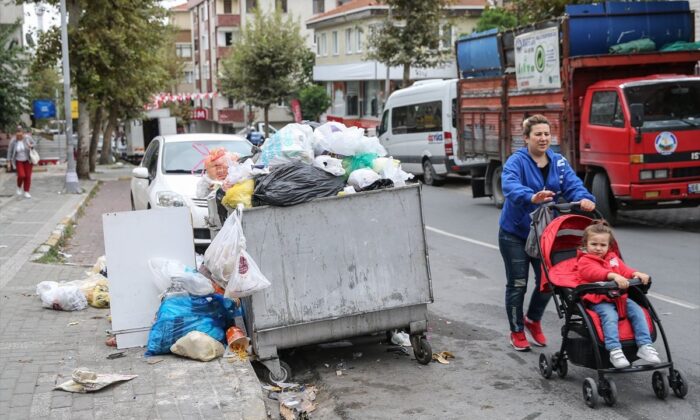 Avcılar Belediyesi’ndeki grev nedeniyle sokaklar çöpten geçilmiyor!.