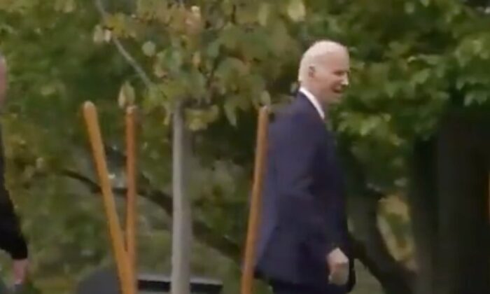 Joe Biden, Beyaz Saray’da yolunu şaşırdı!.