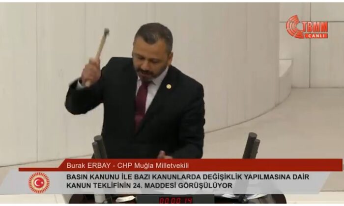 CHP’li Burak Erbay TBMM kürsüsünde çekiçle telefonunu kırdı!.