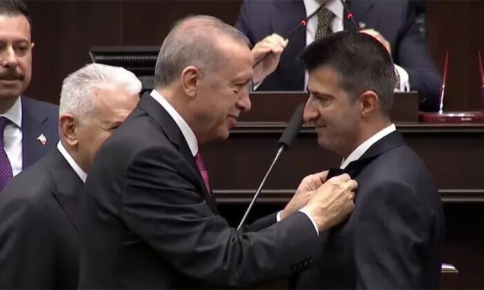 Rozetini Cumhurbaşkanı Erdoğan taktı! Mehmet Ali Çelebi AK Parti’de..