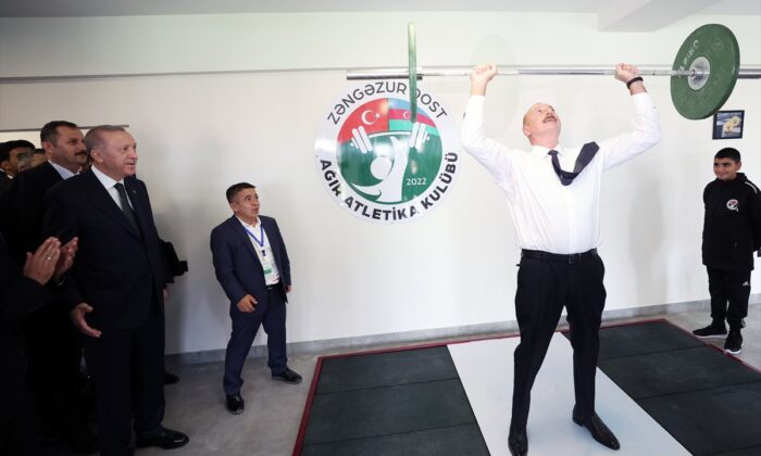 İlham Aliyev halter kaldırdı, dünya şampiyonumuz Halil Mutlu bile şaşırdı!.