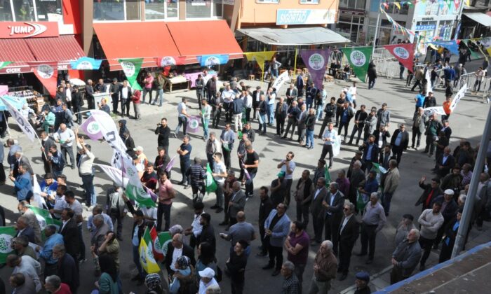 Kars’ta beklediği ilgiyi bulamayan HDP, neredeyse boş meydanda miting yaptı!.