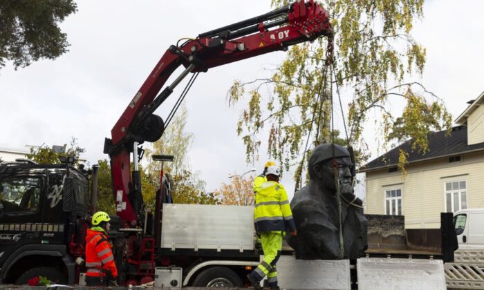 Finlandiya’da halka açık alanda sergilenen son Lenin heykeli de kaldırıldı!.