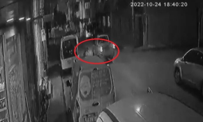 Manisa’da sokak köpeğinden kaçan çocuk, otomobilin altında kaldı!.