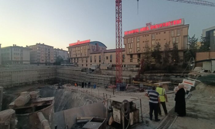 İstanbul’da duvarında çatlaklar oluşan üniversite boşaltıldı!.