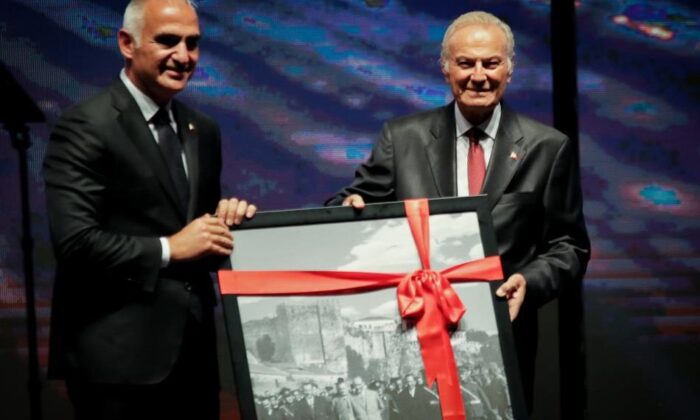 Kültür ve Turizm Bakanı Ersoy’dan Ediz Hun’a Altın Portakal’da hediye..