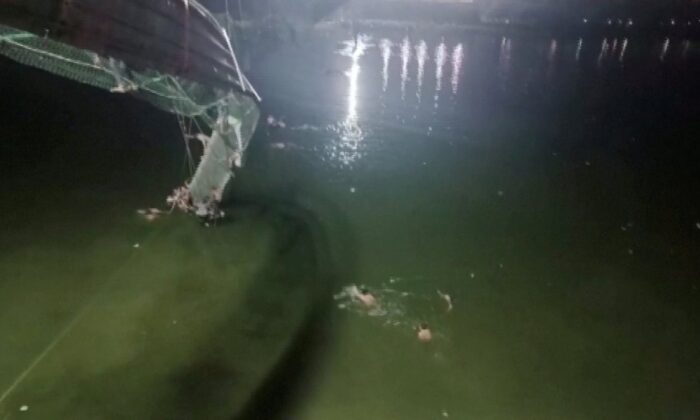 Hindistan’da köprü çöktü! 40’tan fazla ölü var!.