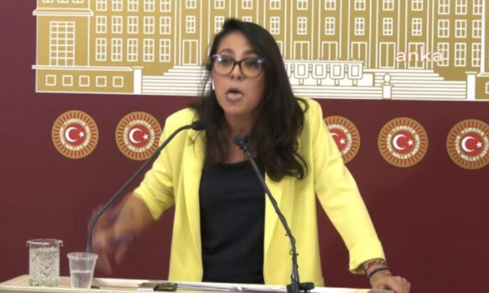 TİP’li vekil Sera Kadıgil’de ağzından tükürükler saça saça başörtüsüne nefret kustu!.