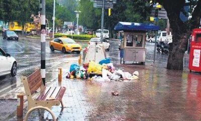 İzmir’de sel çöp konteynerlerini sürükledi, vatandaşlar belediyeye isyan etti!.