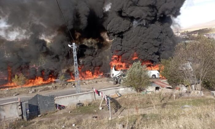 Ağrı’da yolcu otobüsü 2 kamyonla çarpıştı, ölü ve yaralılar var!.