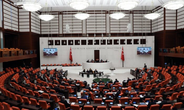 AK Parti başörtüsüne yönelik Anayasa değişiklik teklifini MHP ile paylaştı!.