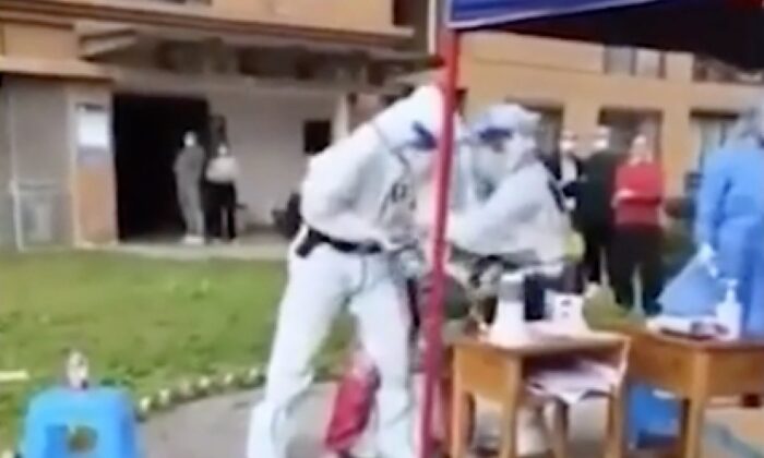 Çin’de sağlık görevlileri, kadına sokak ortasında anal test yaptı!.