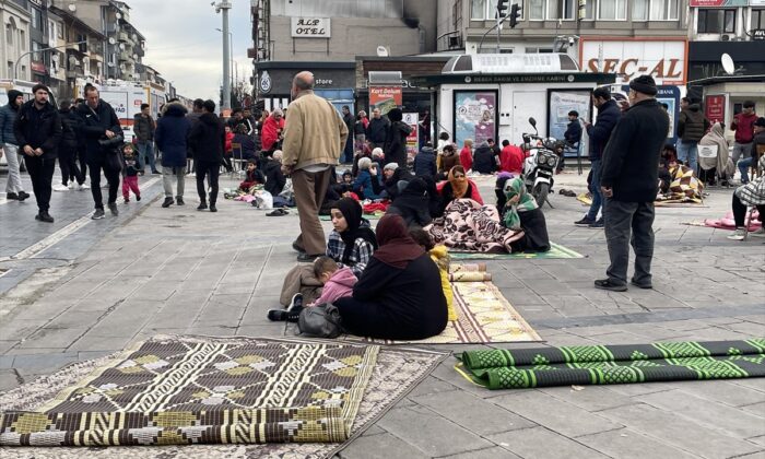 Düzce’de hırsızlar depremi fırsata çevirdi!.