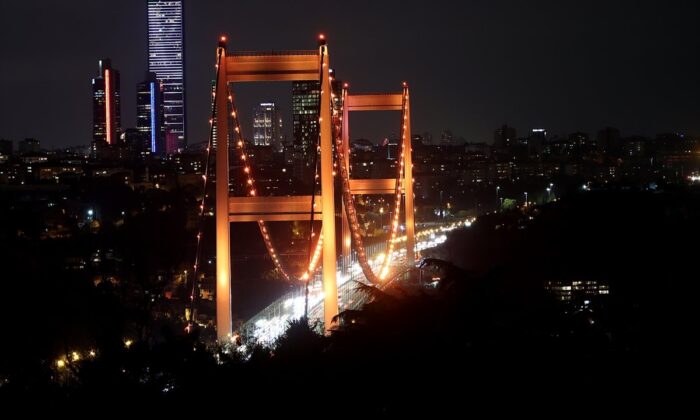 FSM Köprüsü turuncuya büründü!.