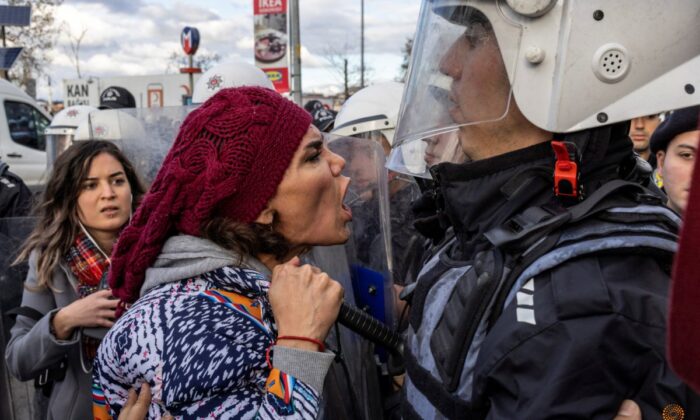 İstanbul’da izinsiz yürüyüş yapmak isteyen hayvanseverler, polise hakaret etti!.