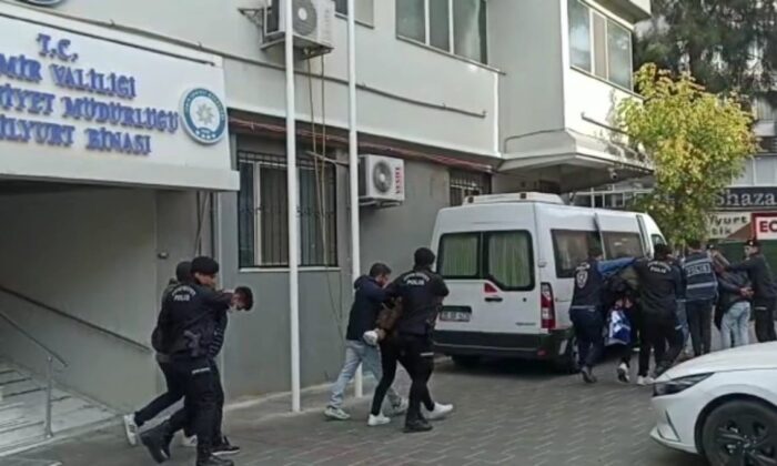 İzmir’de sahte site tasarlayıp vatandaşları 2 milyon lira dolandıran şebeke çökertildi!.