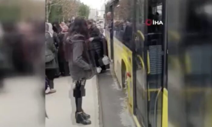 İETT seferi iptal olan yolcuların bindiği otobüs de arızalandı!.