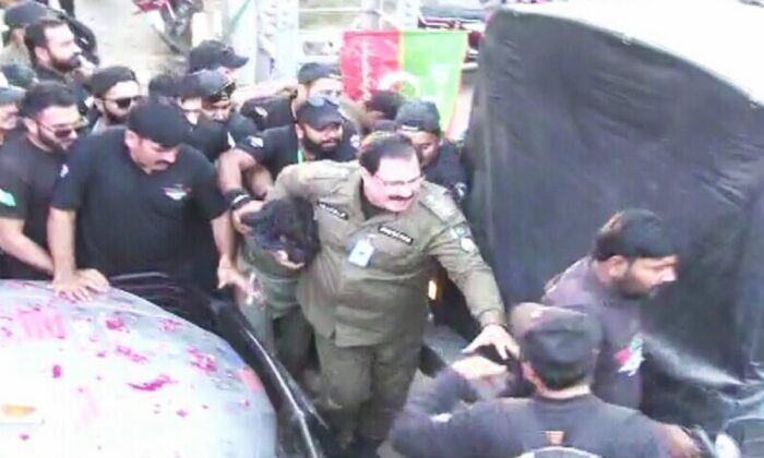 Pakistan karıştı! İmran Han’ın seçim konvoyuna silahlı saldırı..