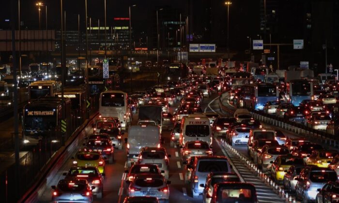 İstanbul’da trafik yoğunluğu yüzde 90 seviyelerine ulaştı!.