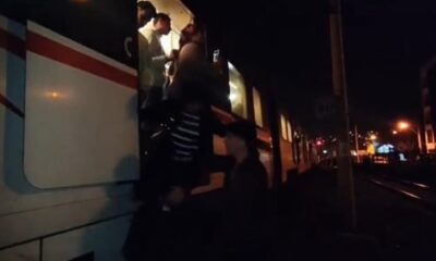 İzmir’de İZBAN arızalanınca vatandaşlar raylardan istasyona yürüdü!.
