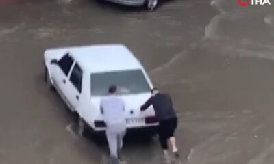 İzmir’de sağanak yağış yolları göle çevirdi!.