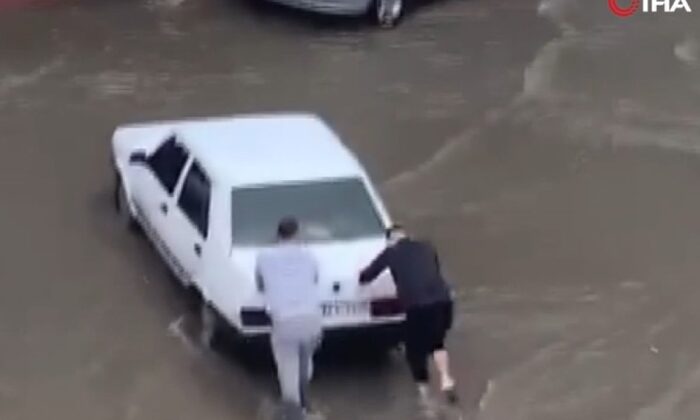 İzmir’de sağanak yağış yolları göle çevirdi!.