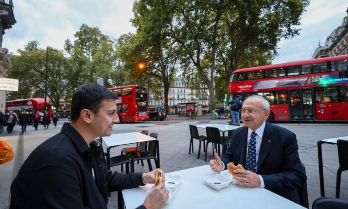 Kemal Kılıçdaroğlu İngiltere’de hamburger yediği anları paylaştı!.
