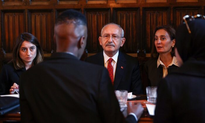 İngiltere’ye ülkeyi kurtarmaya gitmiş!. Kemal Kılıçdaroğlu, Türkiye’yi çıkmaz sokaktan çıkaracakmış!.