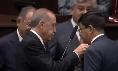 AK Parti’ye geçen Nazilli Belediye Başkanı Kürşat Engin Özcan’ın rozetini Cumhurbaşkanı Erdoğan taktı!.