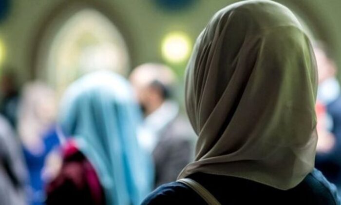 Fransa’da başörtülü kadını restorana almayan işletme sahibine ceza..