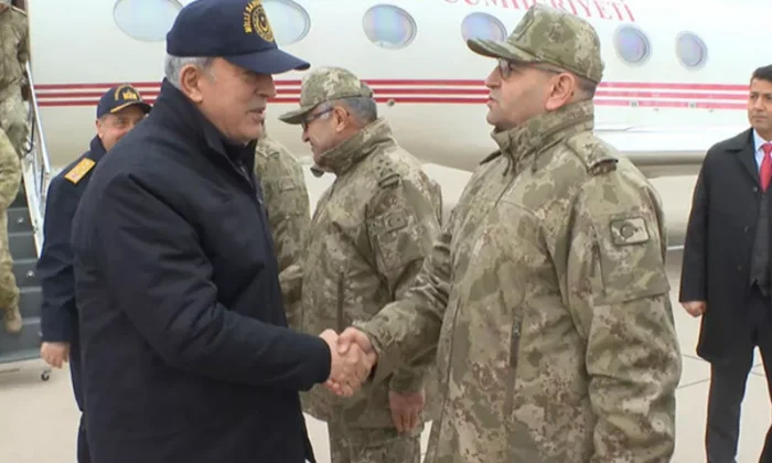 Hulusi Akar ve kuvvet komutanları sınır hattına..