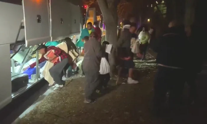 Göçmenler otobüslerle Kamala Harris’in evinin önüne bırakıldı!.