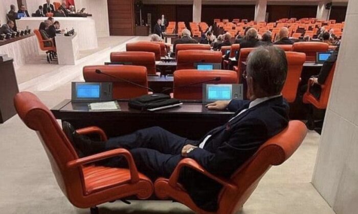 İP’li Ahat Andican bütçe görüşmelerinde ayaklarını uzatarak oturdu!.