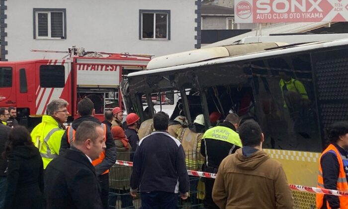 Alibeyköy’de tramvay ile İETT otobüsü çarpıştı!.