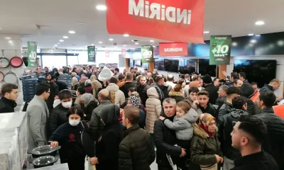 Ankara’da yüzde 50 indirim izdihamı! Vatandaşlar mağazada birbirini ezip ısırdı!.