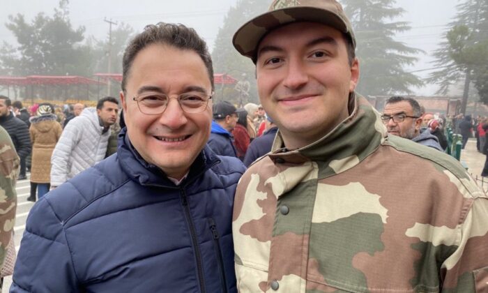 “İktidara gelirsek bedelliyi kaldıracağız” diyen Ali Babacan, bedelli askerlik yapan oğlunun yemin törenine katıldı!.
