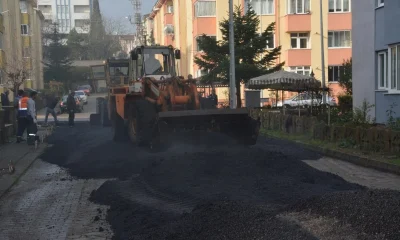 CHP’li belediyenin parke üzerine sıcak asfalt dökmesine vatandaşlardan tepki..