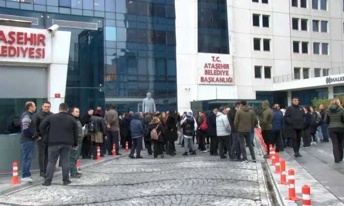 CHP’li Ataşehir Belediyesi’nde maaşlarını alamayan işçilerden protesto! “Konserlere para var, bize niye yok?.”