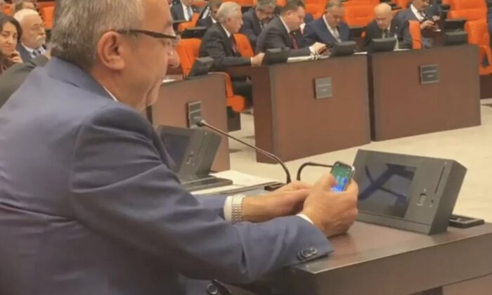 CHP’li Engin Altay bütçe görüşmelerinde poker oynadı!.