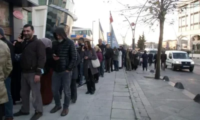 EYT’liler SGK önünde uzun kuyruk oluşturdu!.