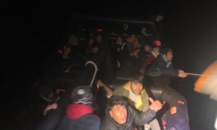 Çanakkale’de ölüme terk edilen 34 göçmen kurtarıldı!.